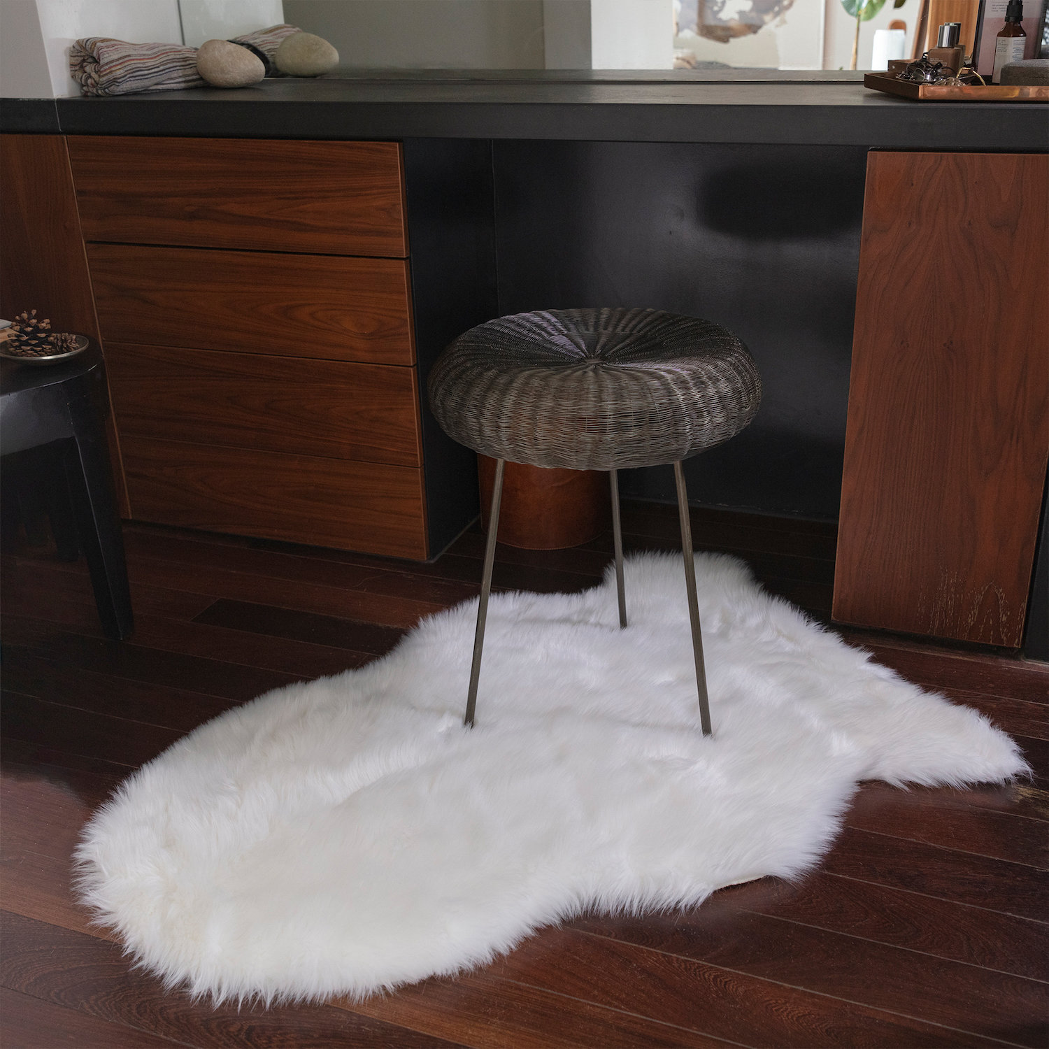 Auckland_White_Single_Rug_LS_SQ.jpg