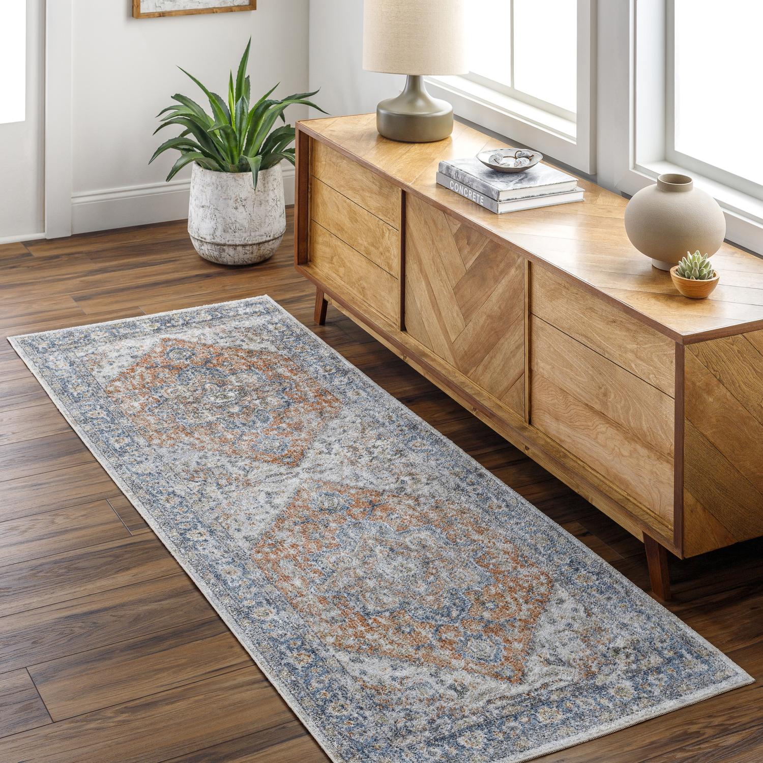 lll2329Runner-roomscene_201